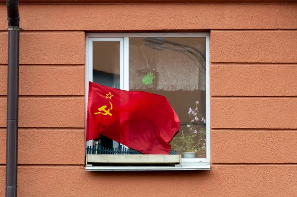 公寓窗户上的红色苏联国旗 — 图库照片