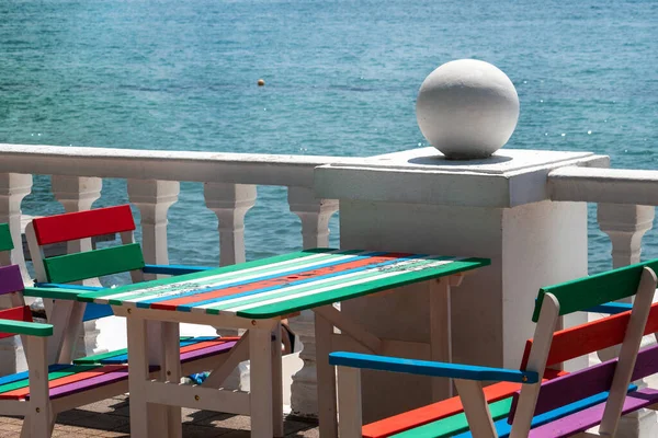 समुद्र के किनारे एक सड़क कैफे में टेबल — स्टॉक फ़ोटो, इमेज