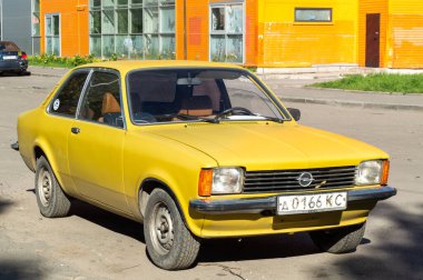 Petrozavodsk, Rusya - 3 Haziran 2021. Klasik sarı Opel Kadett C Coupe