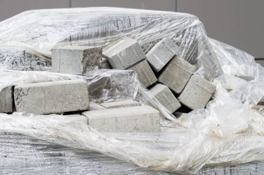 Kaldırımlar için katlanmış ve film tuğlalarıyla kaplı.