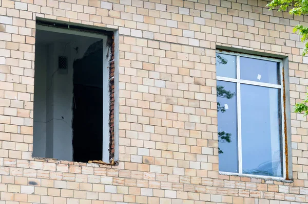 Pencere tamiri. Bir pencere çoktan kuruldu ve diğeri henüz kurulmadı. Yüksek kalite fotoğraf