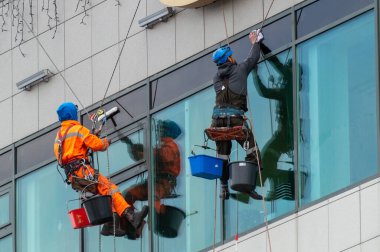 Petrozavodsk, Rusya - 29 Mayıs 2021 Yüksek binadaki pencere temizleyicisi