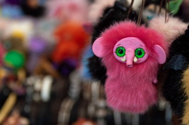 Komik pembe bir mamut şeklinde oyuncak. Yüksek kalite fotoğraf