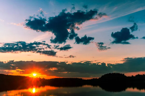 Verão Céu Por Sol Sobre Lago Magnífica Paisagem Noturna Foto — Fotografia de Stock