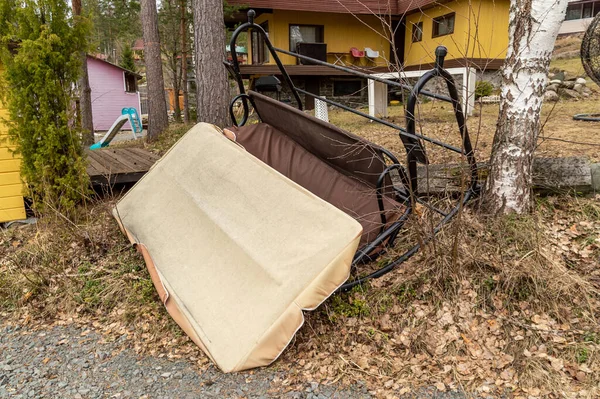 Bahçe salıncağı güçlü bir rüzgarla devrildi. Yüksek kalite fotoğraf