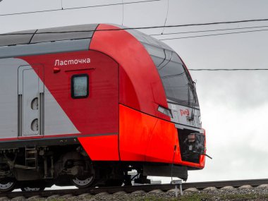 Petrozavodsk, Rusya - 8 Mayıs 2021. Tren istasyonunda Lastochka banliyö treni