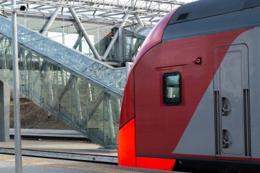 İstasyondaki modern banliyö elektrikli lokomotifi. Yüksek kalite fotoğraf