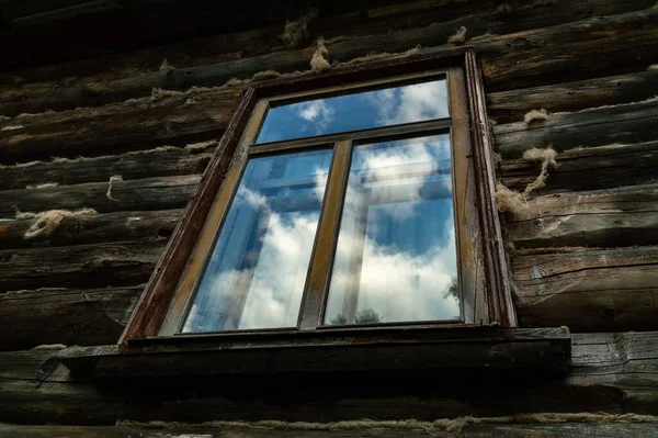 Janela Uma Antiga Casa Madeira Rústica Com Reflexo Céu Azul — Fotografia de Stock