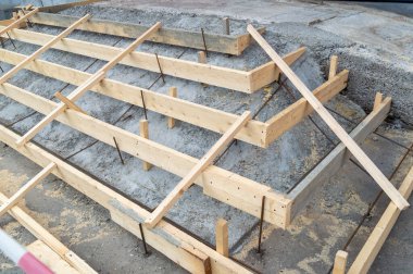 Beton sokak merdivenlerini döken tahtalardan yapılmış. Yüksek kalite fotoğraf