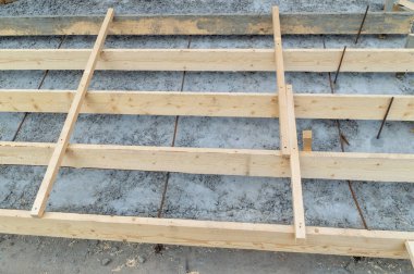 Beton sokak merdivenlerini döken tahtalardan yapılmış. Yüksek kalite fotoğraf