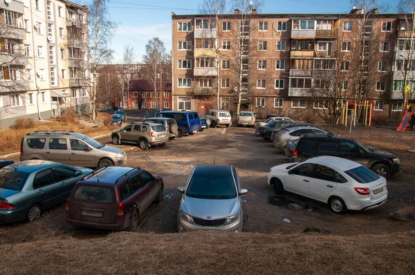 Petrozavodsk Rusia Marzo 2020 Coches Estacionamiento Antiguos Edificios Residenciales Cinco — Foto de Stock