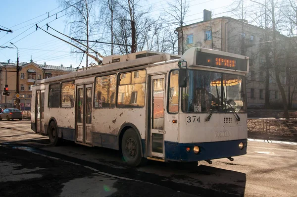 Petrozavodsk Ryssland Mars 2020 Gammal Trådbuss Stadsgata Solig Dag — Stockfoto