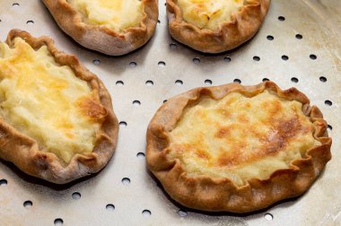 Geleneksel Karelya turtaları çavdar hamuru ve patates dolgularından yapılır. Kaleler. Yüksek kalite fotoğraf