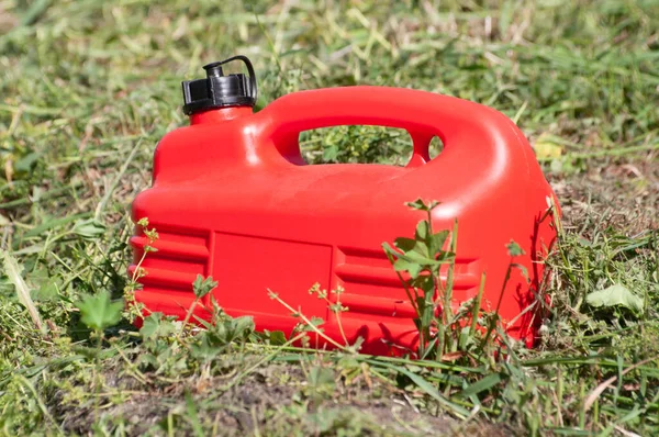 Een Rode Plastic Gasbus Tussen Het Groene Gras Hoge Kwaliteit — Stockfoto