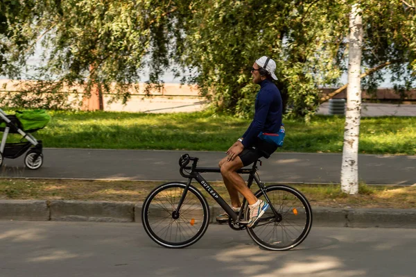 Petrozavodsk Russia Luglio 2021 Ciclista Con Cuffie Cavalca Sulla Strada — Foto Stock