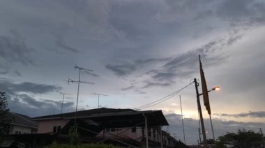 Karanlık, kasvetli sabah gökyüzünün zamanı
