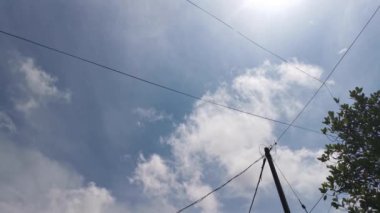 Güzel mavi gökyüzüne bakarken çekilmiş görüntüler