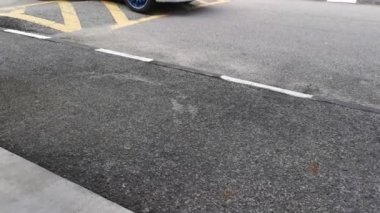 Beton sokak tamponu ve çevresindeki hareketliliğin görüntüleri..