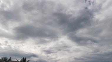 Karanlık, kasvetli akşam gökyüzünün görüntüleri