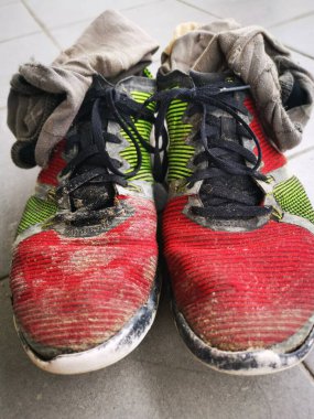 Eskimiş spor ayakkabı ve çorap gösterileri.