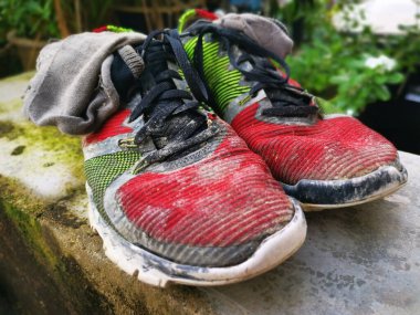 Eskimiş spor ayakkabı ve çorap gösterileri.