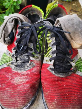 Eskimiş spor ayakkabı ve çorap gösterileri.