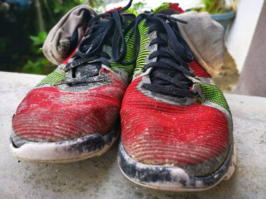 Eskimiş spor ayakkabı ve çorap gösterileri.