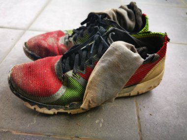 Eskimiş spor ayakkabı ve çorap gösterileri.