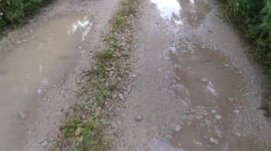 Kırsal çakıl yolundaki ileri hareket hareketinin görüntüleri