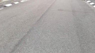 Asfalt caddedeki ileri hareket hareketinin görüntüleri.