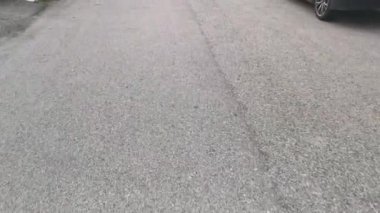 Asfalt caddedeki ileri hareket hareketinin görüntüleri.