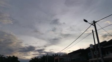 Renkli şafak gökyüzüne tepeden bakarken çekilmiş görüntüler 