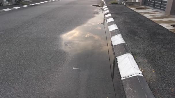 Riprese Della Piscina Acqua Limpida Pozzanghera Con Riflesso Del Cielo — Video Stock