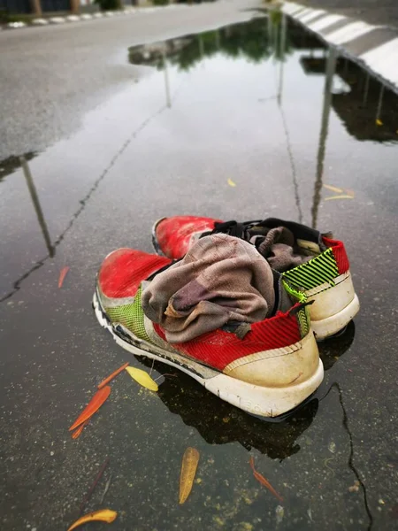 Worn Out Sneaker Stocking Roadside Puddle — Stock Photo, Image