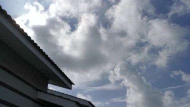 Güzel mavi gökyüzünün görüntüsü.