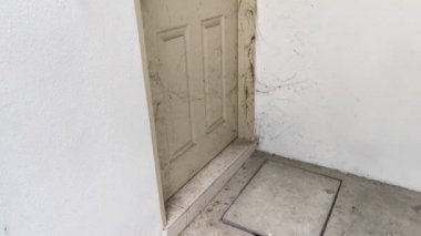 İşgal edilmemiş evin görüntüleri. Duvarlarda örümceksi bir ağ sallanıyor..