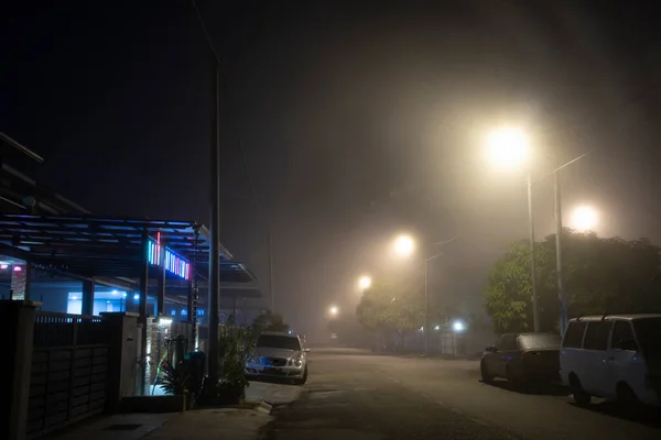 Житлова Вулична Сцена Туманній Ніч — стокове фото