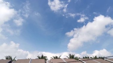 Güzel mavi gökyüzünün görüntüsü.