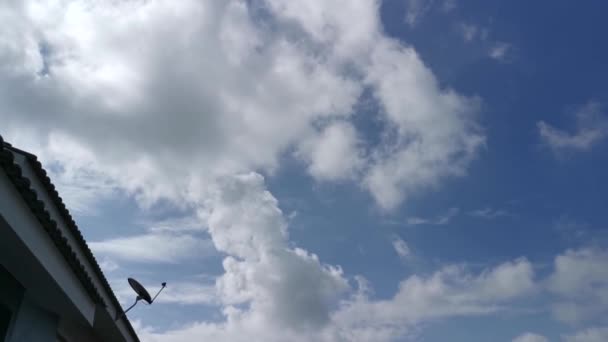 Filmszene Vom Schönen Blauen Himmel Bei Tag — Stockvideo