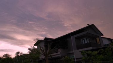 Güzel sabahın erken saatlerinde gökyüzünün görüntüleri.