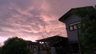 Güzel sabahın erken saatlerinde gökyüzünün görüntüleri.