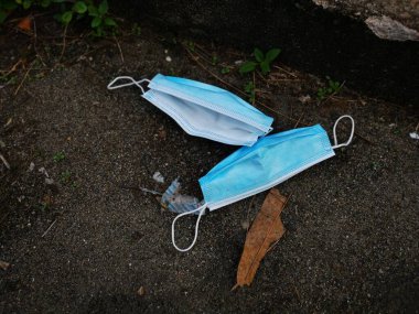 Kullanılmış ameliyat maskesini sokağa atmış..