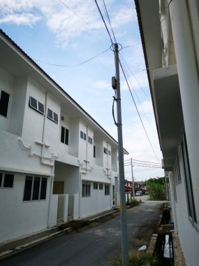 Arka sokak telefon hattının görüntüsü. 