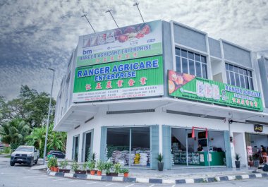 Perak, Malezya. 13 Kasım 2020: Spg Tiga şehir merkezinde tarım gübresi satan bir köşedeki dükkanın açık hava sahnesi.