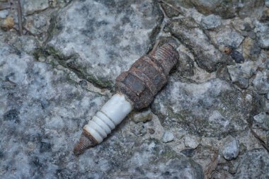 Eski paslı bir bujinin görüntüsü 