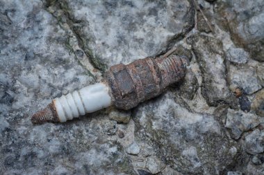 Eski paslı bir bujinin görüntüsü 