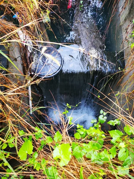 Поток Протекающей Воды Дренажной Системы — стоковое фото
