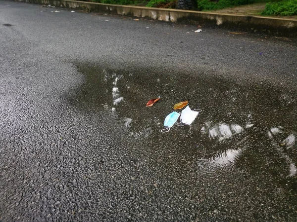 Уличная Сцена Вокруг Лужи Воды — стоковое фото