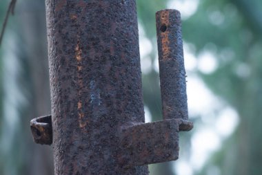 Kahverengi eski paslı kapının manzarası ve menteşeli..