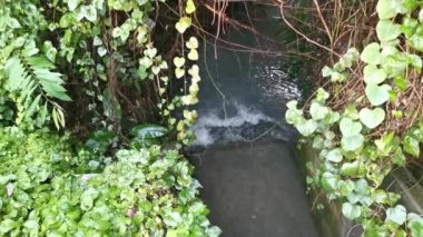 drenaj sistemi için kanal akan su akışı.
